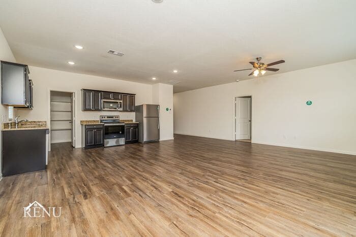 Building Photo - 527 London Dr