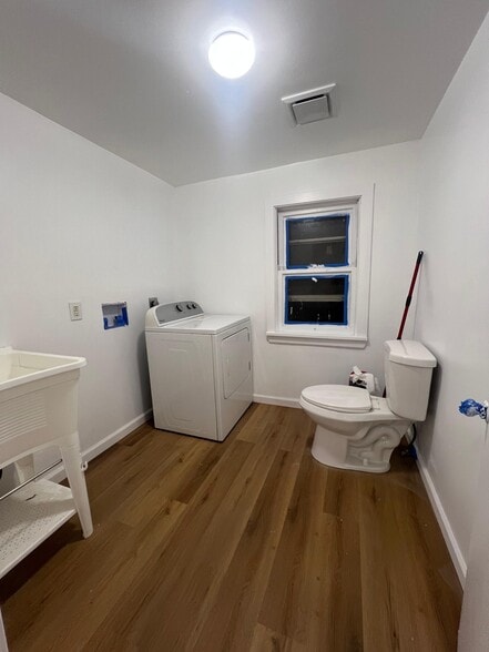 Building Photo - 27 Oak St