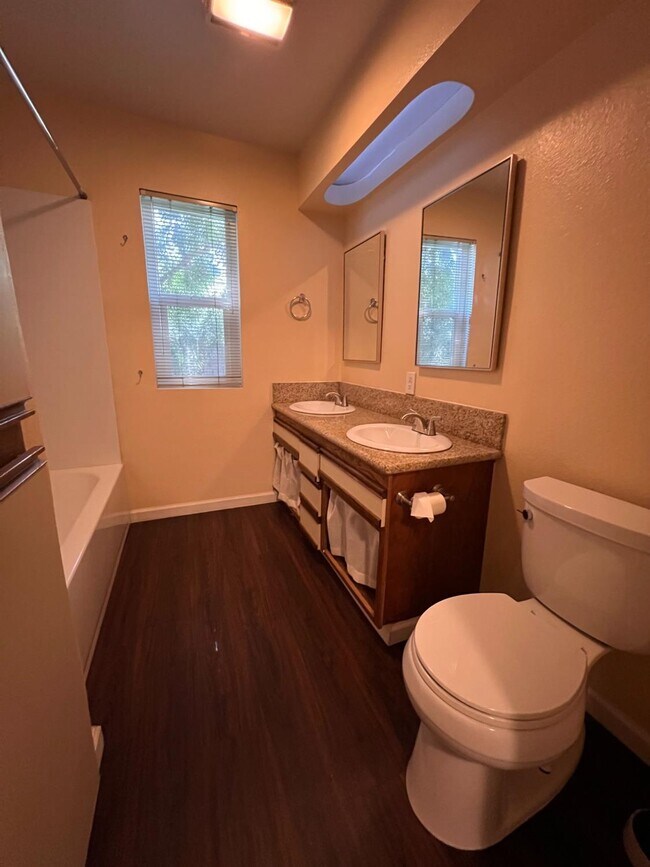 Building Photo - 3402 E Weldon Ave