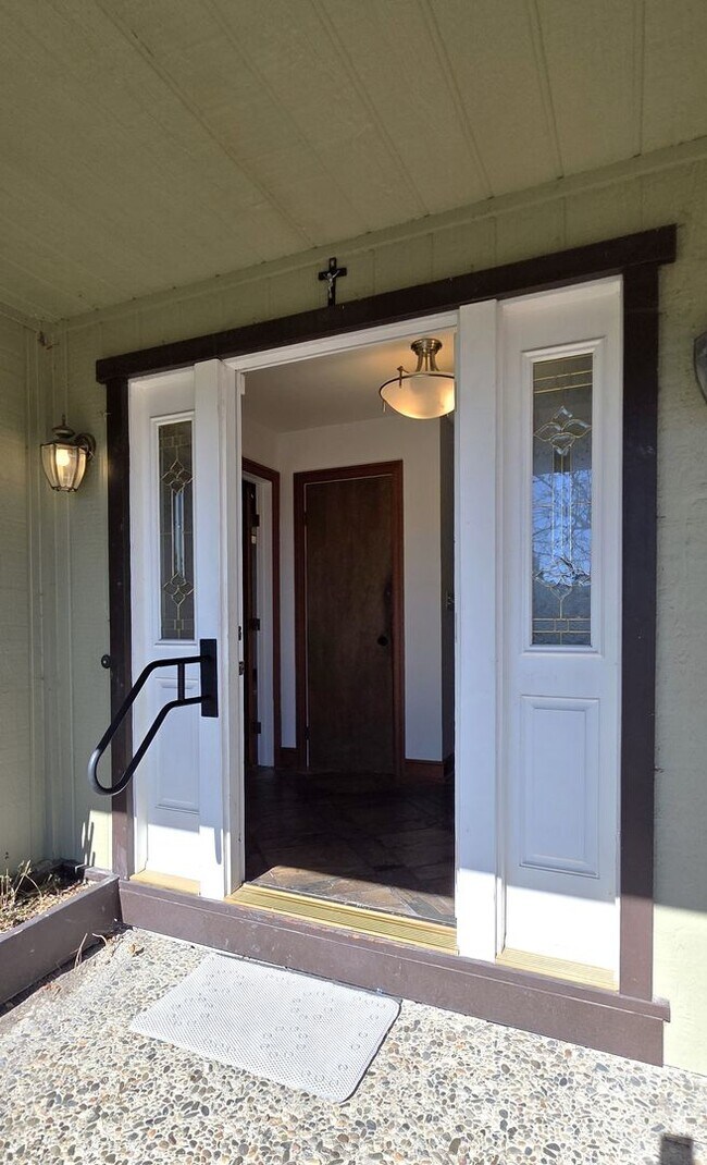 Building Photo - Fabulous Moraga 4bd+den/3ba Property with Stunning Views & Pool/Spa