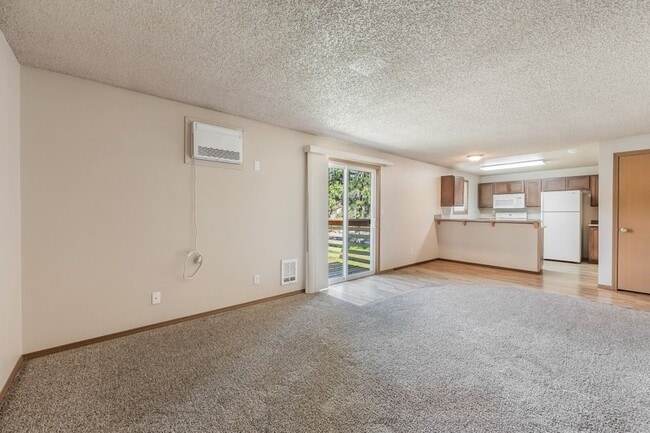 Building Photo - 2 bed 1 bath apartment (4plex building)