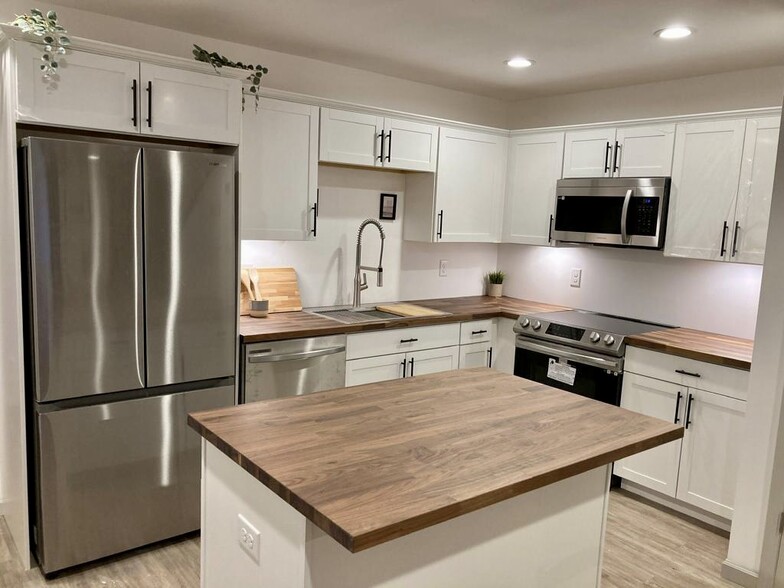 Kitchen Island - 244 Pepperhill Dr