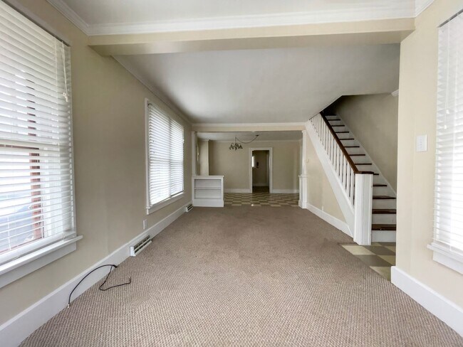 Building Photo - PRELEASING for AUGUST! Close to Campus