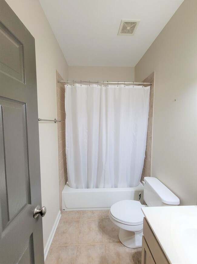Building Photo - Stunning Willoughby Park Home