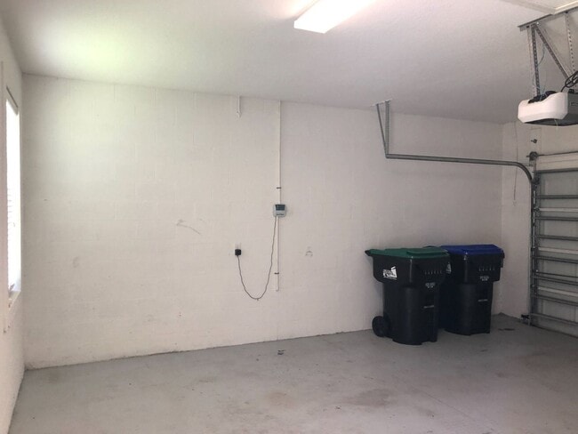Building Photo - 3 Bedroom / 2.5 Bathroom Two Story Indepen...