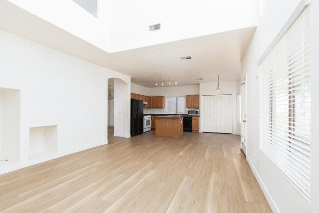 Building Photo - Great 5 Bedroom Home in Summerlin