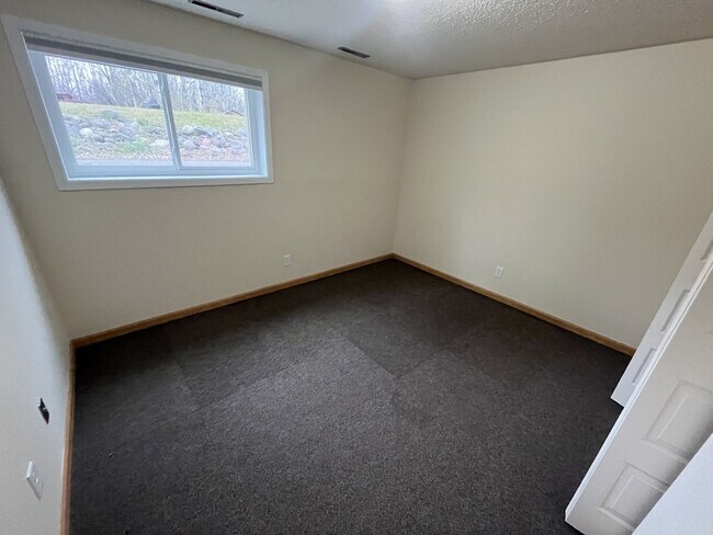 Building Photo - Newly Remodeled 2 Bedroom Unit in Family a...