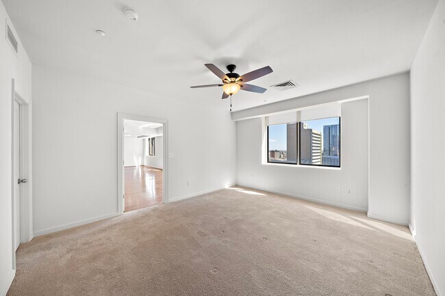 Building Photo - 914 Main St