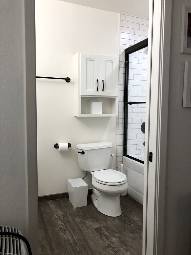 Master bathroom (en suite) - 2020 Delaware Ave