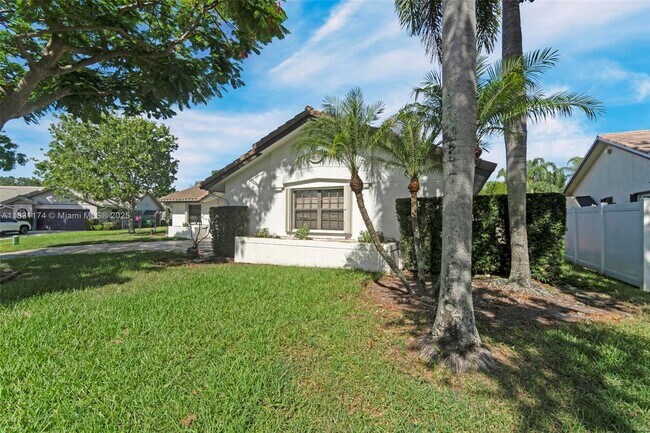 Building Photo - 5621 Carriage Ln