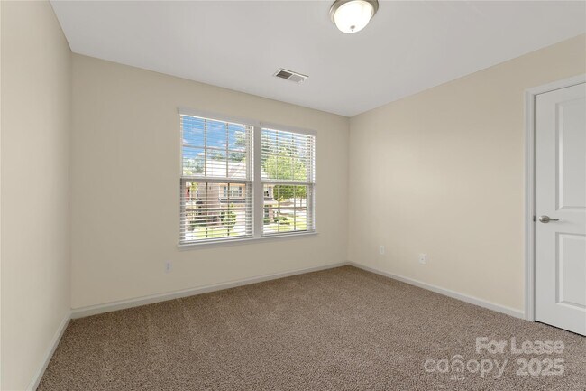 Building Photo - 1818 Fleetwood Dr