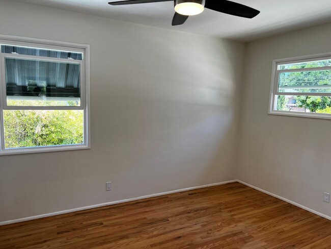 Building Photo - 1 Bedroom 1 Bath Completely Remodeled Apar...