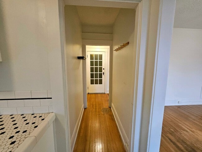 Building Photo - $500 Move-In Credit! Bright Studio Apartment with Hardwood Floors & Natural Light!