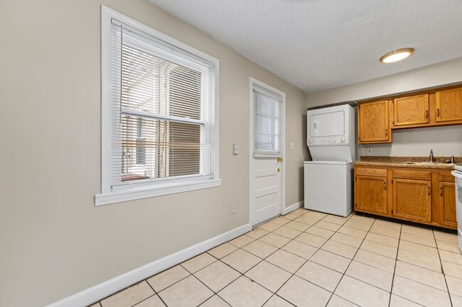 Building Photo - Charming Townhome on S. 16th Street!