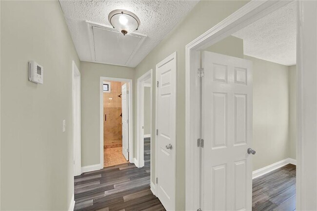 Building Photo - 910 Muirfield Dr NE