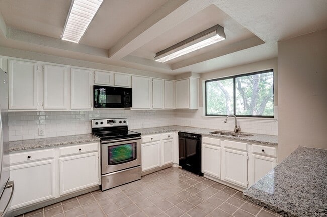 Building Photo - Beautiful 2 Bed / 2 Bath Home with Balcony in Austin