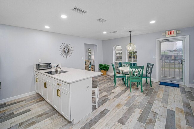 Building Photo - AVAILABLE MARCH 15TH 2026 -Downtown Flagler Beach Furnished 3 bedroom 1 bath!