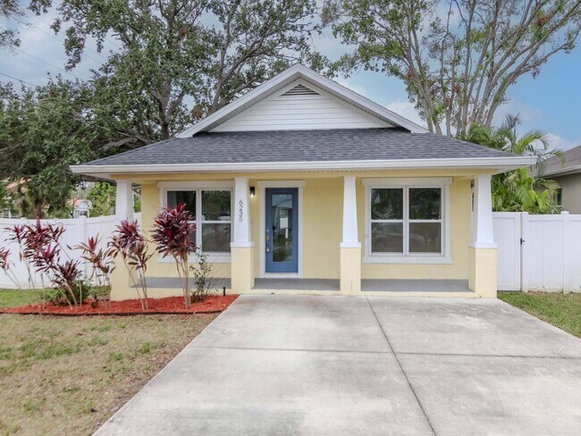 Building Photo - Charming 3-Bedroom, 2-Bathroom Home in South Tampa – Perfect Location!