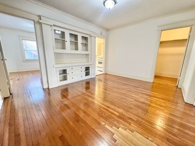 Building Photo - MOVE IN SPECIAL - Lower Level 1 Bedroom with Den/Office in Alamitos Beach Apartment