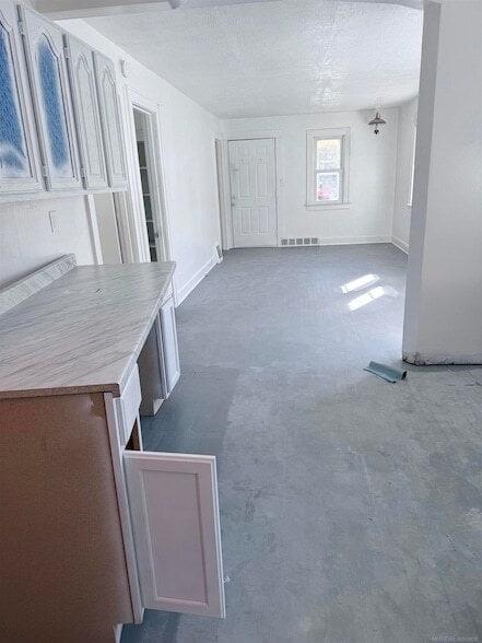 Building Photo - 836 Victoria Ave