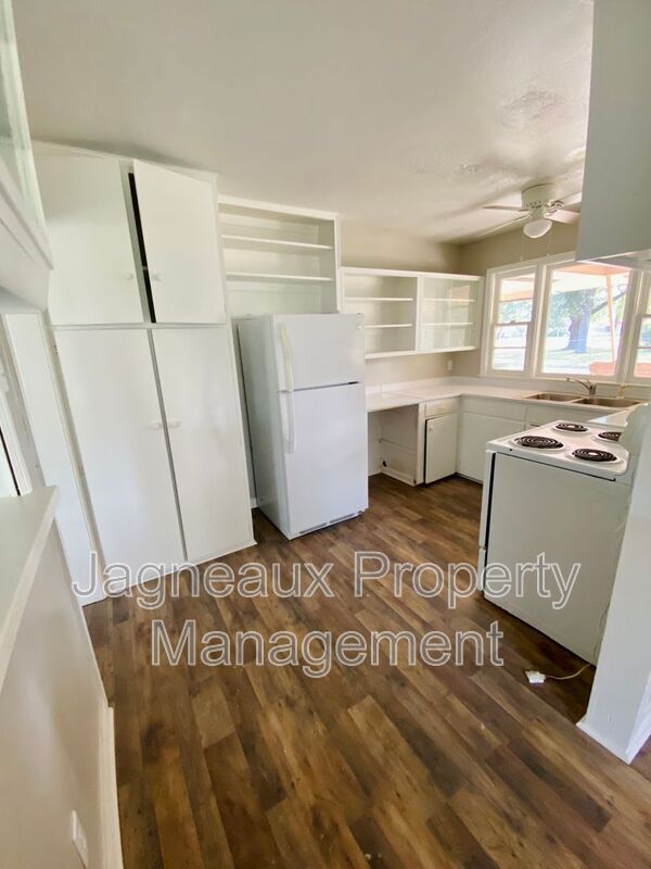 Building Photo - 3566 Monroe St
