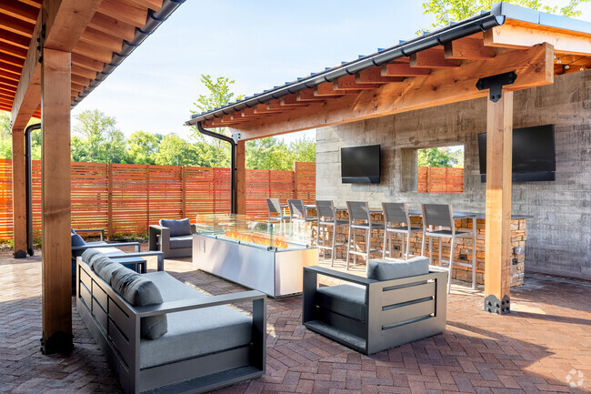 Outdoor Patio with Bar - The Crossings at Ambler Station