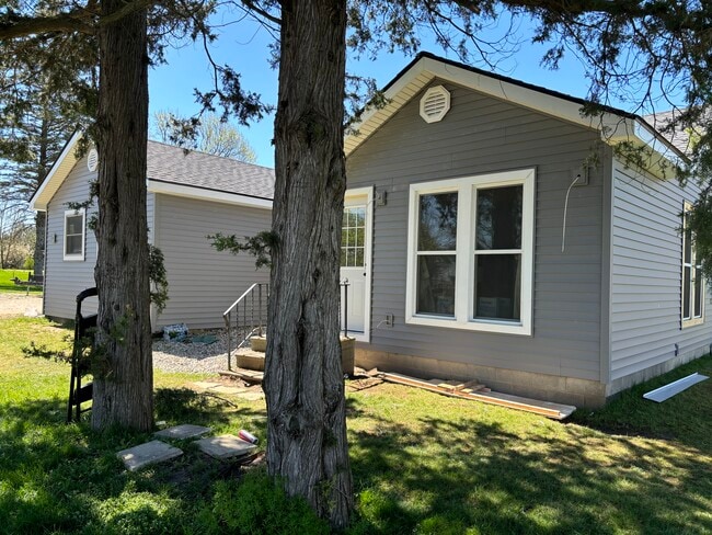 Building Photo - 1143 N Oak Rd