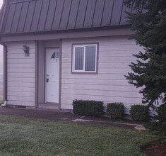 Building Photo - Pet-friendly Townhouse Near Parks and Downtown Newberg