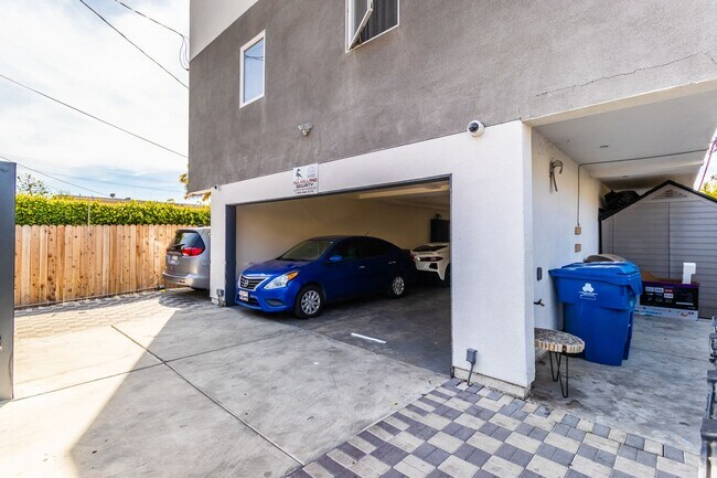 Building Photo - 620 N Serrano Ave