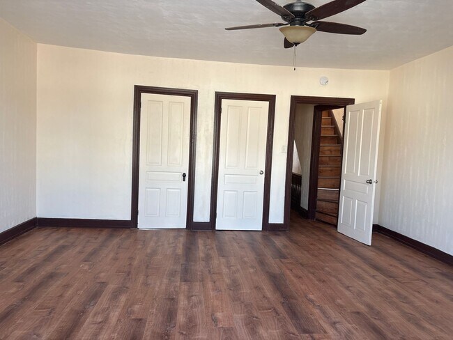 Building Photo - 3 Bedroom 1 Bath Large Rooms-York City SD