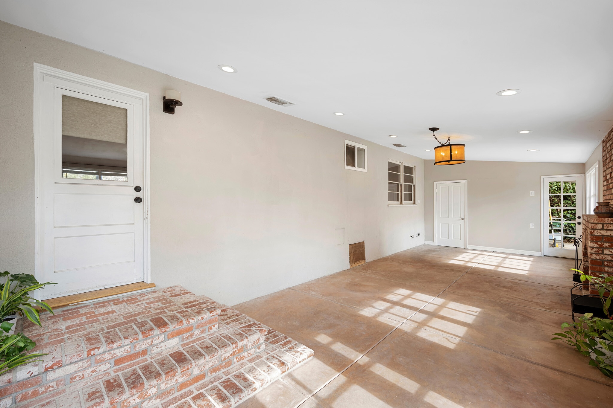 Building Photo - 16026 Valerio St