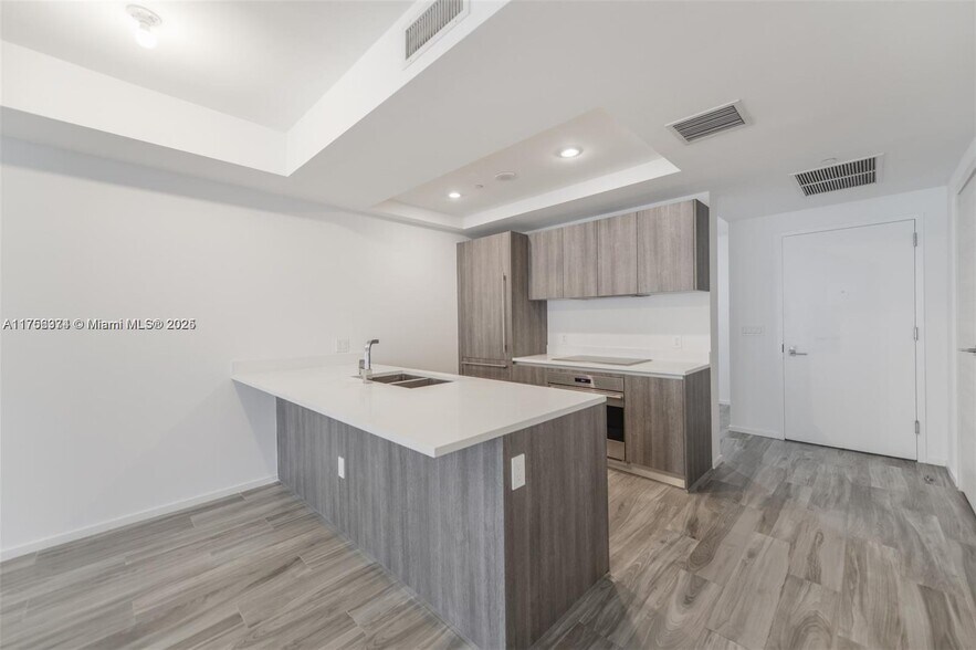 Building Photo - 801 S Miami Ave