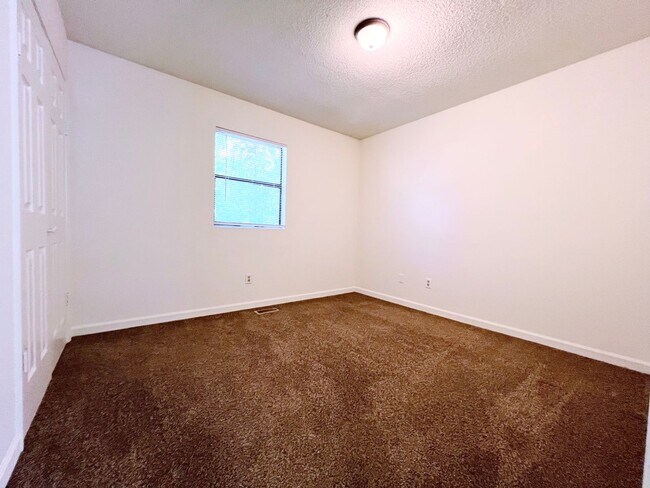 Building Photo - Three-Bedroom, Two Bathroom at Hill Street Duplex