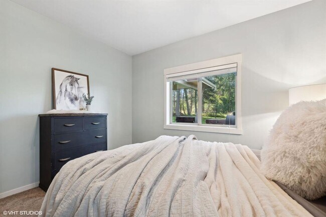 Building Photo - Stunning Columbia Falls Home w/horse pasture