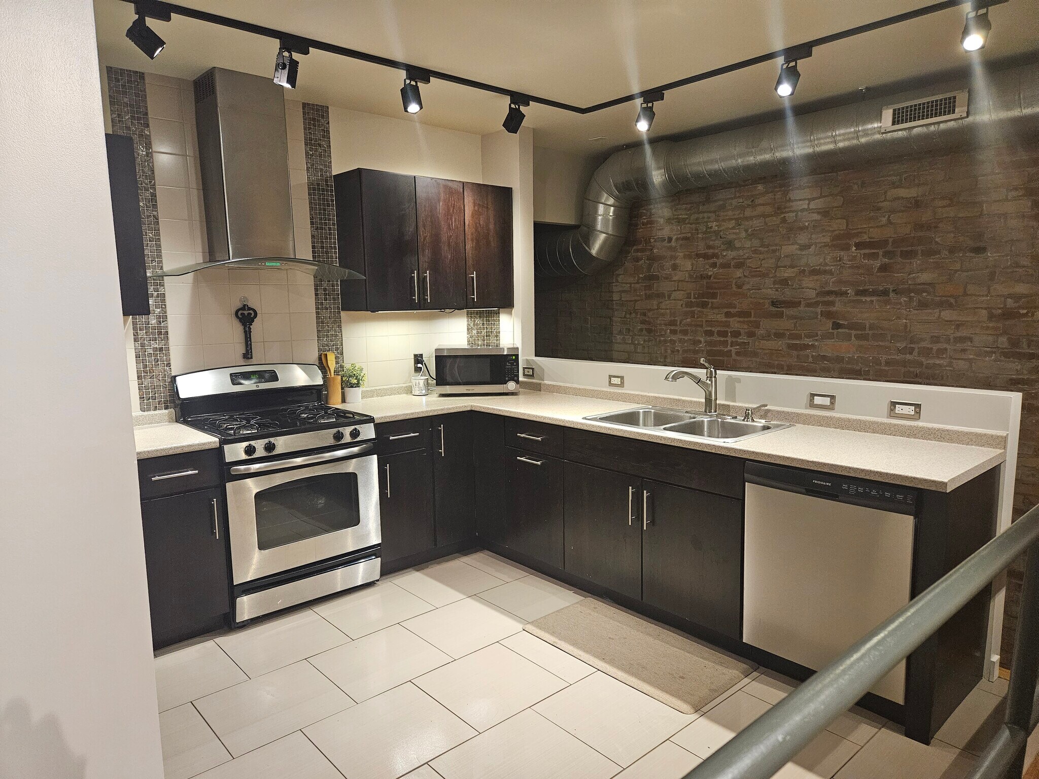 Building Photo - 2105 Sarah St