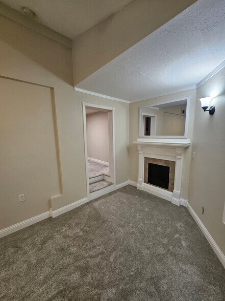 Building Photo - 27 E Ave