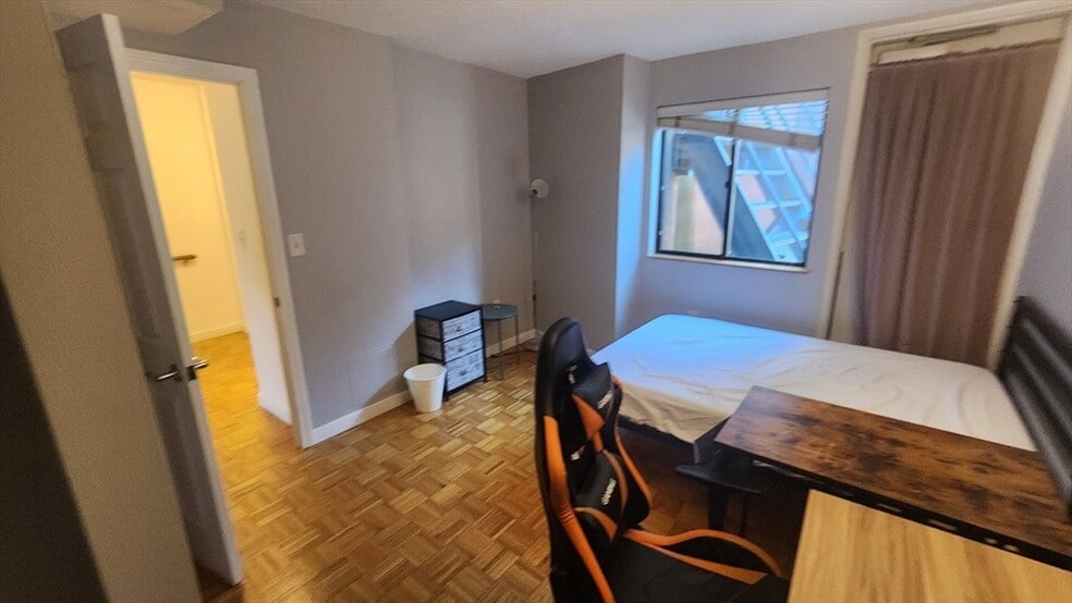 Building Photo - 190 Kelton St