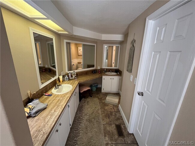 Building Photo - 90 S Allman Terrace