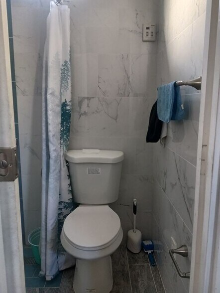 Building Photo - 3867 Winona Ave