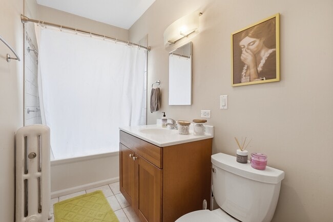 Building Photo - 7657 N Greenview Ave