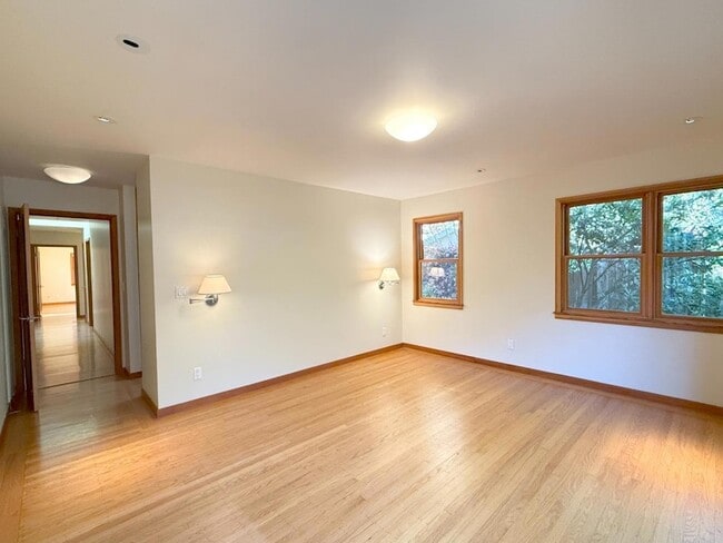 Building Photo - 335 Claremont Way