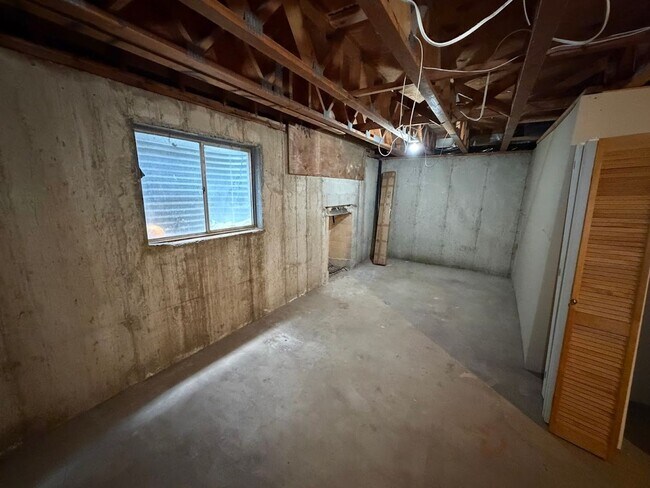 Building Photo - Spacious 4 Bed, 2 Bath Home with Fenced Yard