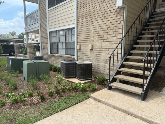 Building Photo - 2750 Holly Hall St