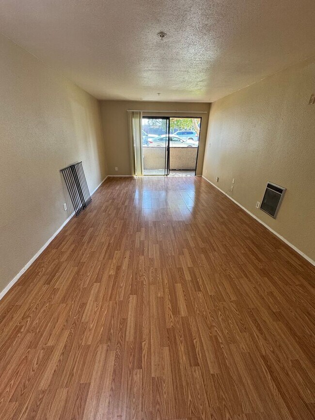 Building Photo - Condo 2 Bed / 2 Bath – In-Unit Laundry – C...