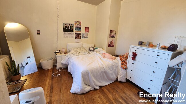 Building Photo - 1999 Commonwealth Ave