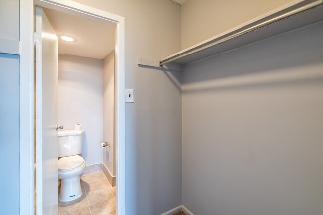 Building Photo - UTILITIES INCLUDED-Stunning 1 Bed 1 Bath Condo In Popular High-Rise Fountains Building