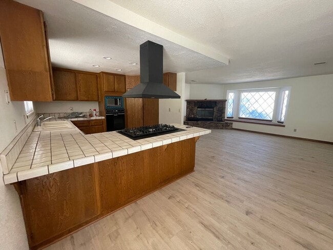 Building Photo - Golf Course- On The Mesa 3 Bedrooms, 2 Bathrooms, New Paint,
