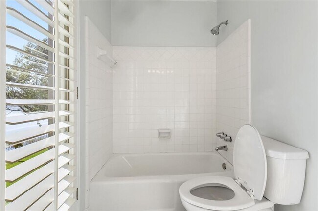 Building Photo - 2910 Emerald Dr