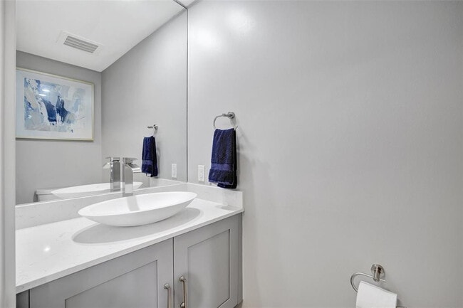 Building Photo - 315 NE 3rd Ave