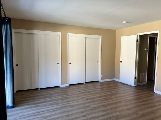 Building Photo - Spacious Los Gatos town home with two car garage.